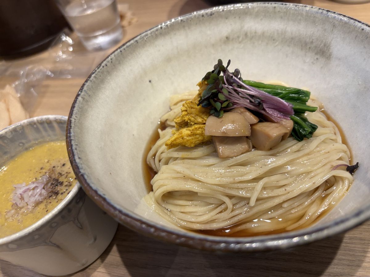 とうもろこしときのこの冷やしつけそば 麺のクローズアップ