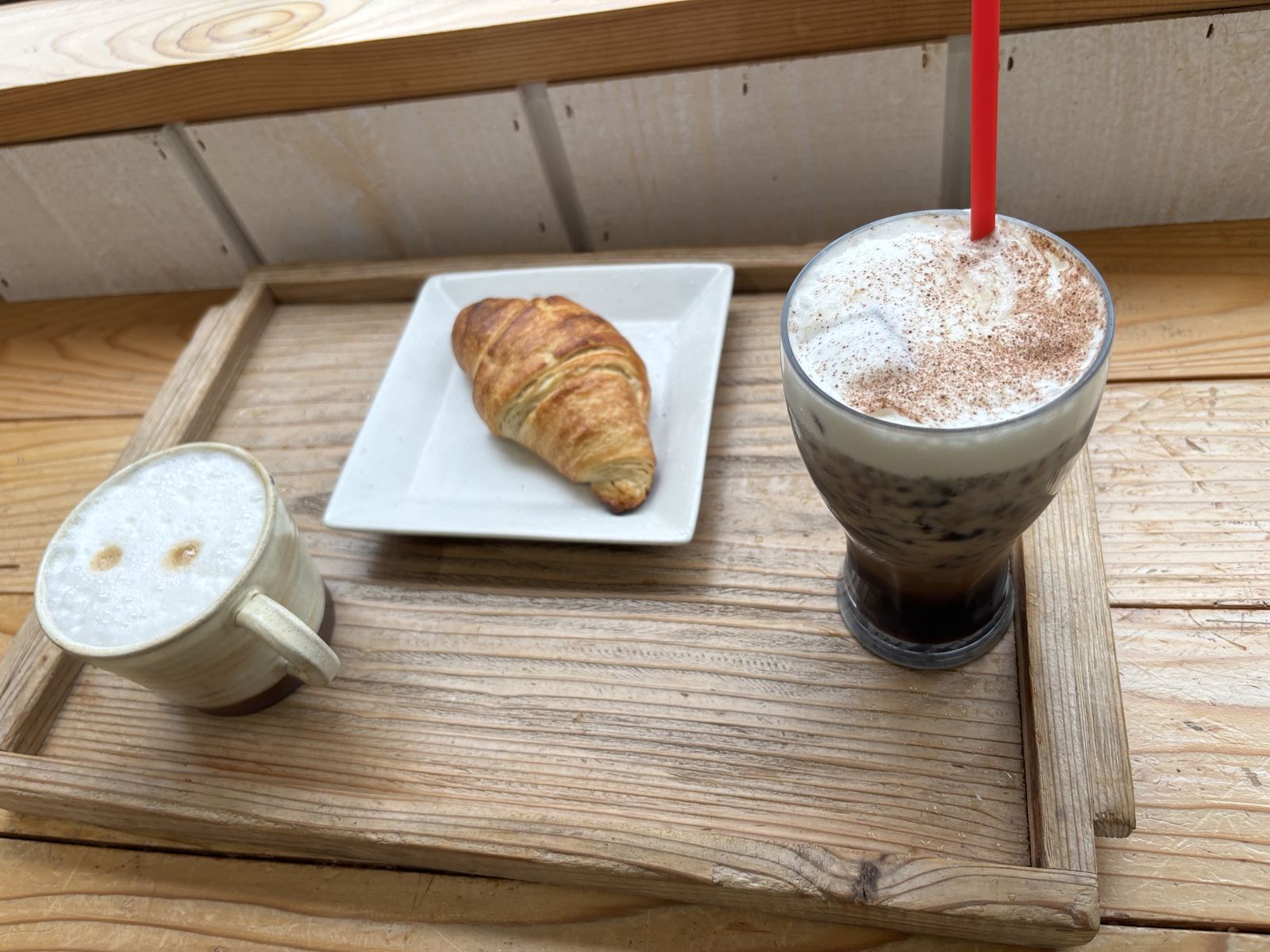 カプチーノとアイスラテ、クロワッサン
