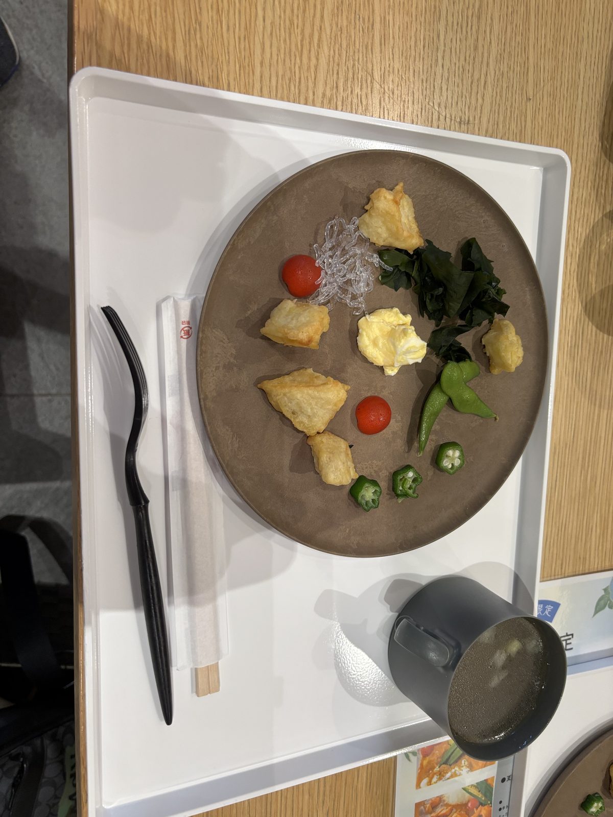 天ぷら風の一品とわかめ、オクラ、枝豆、プチトマトの前菜プレート