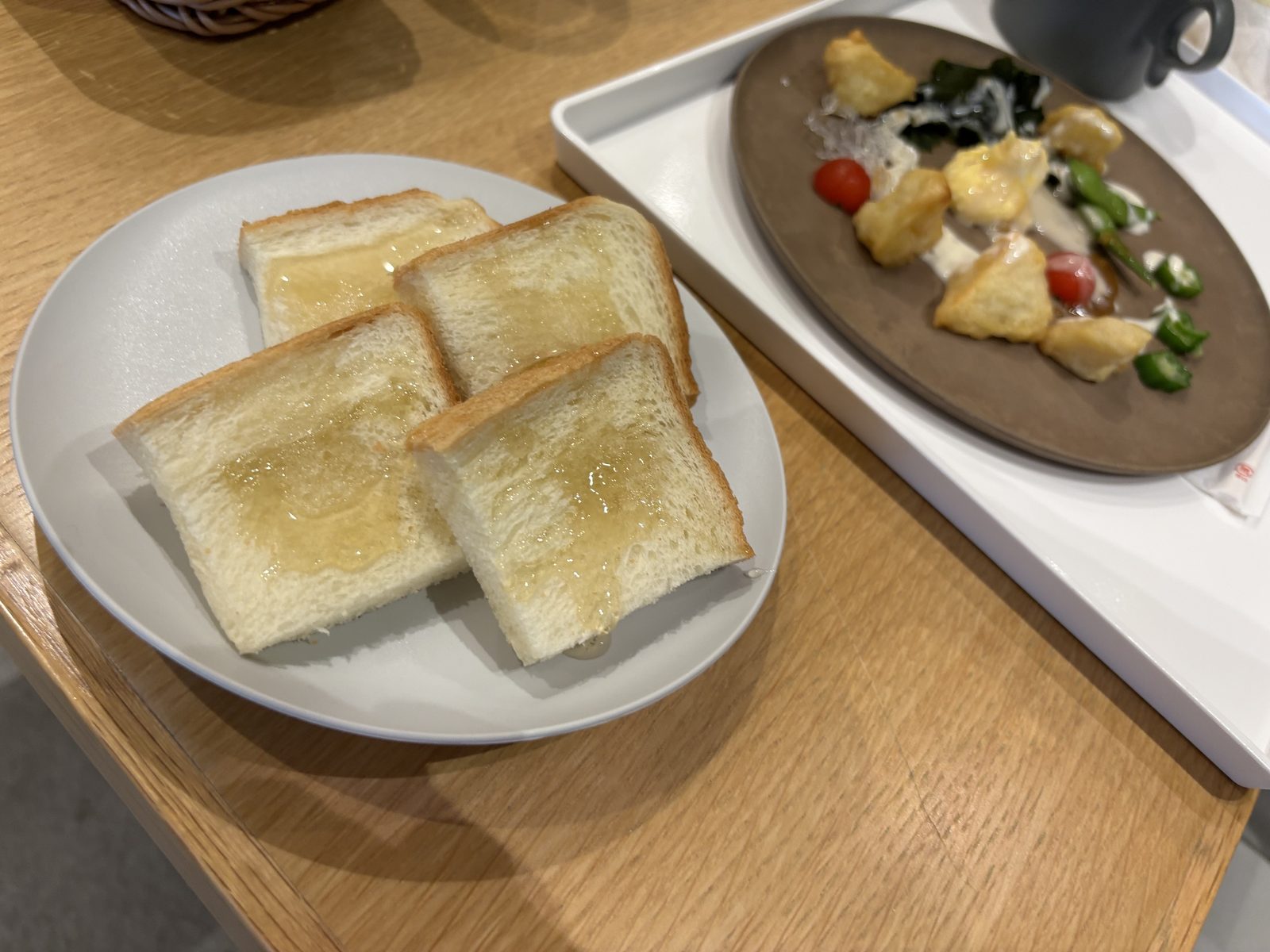 はちみつをかけたパンと彩り豊かな前菜プレート
