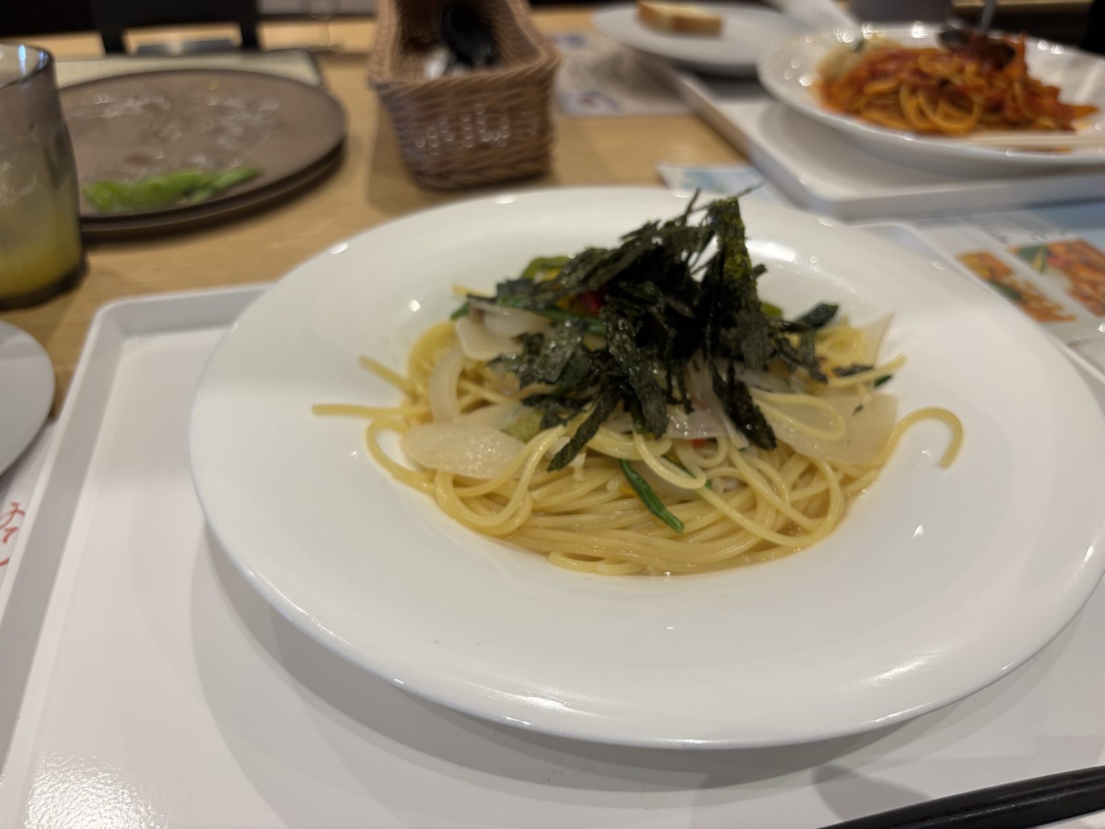 旬野菜とアサリに海苔をのせたボンゴレビアンコの俯瞰写真