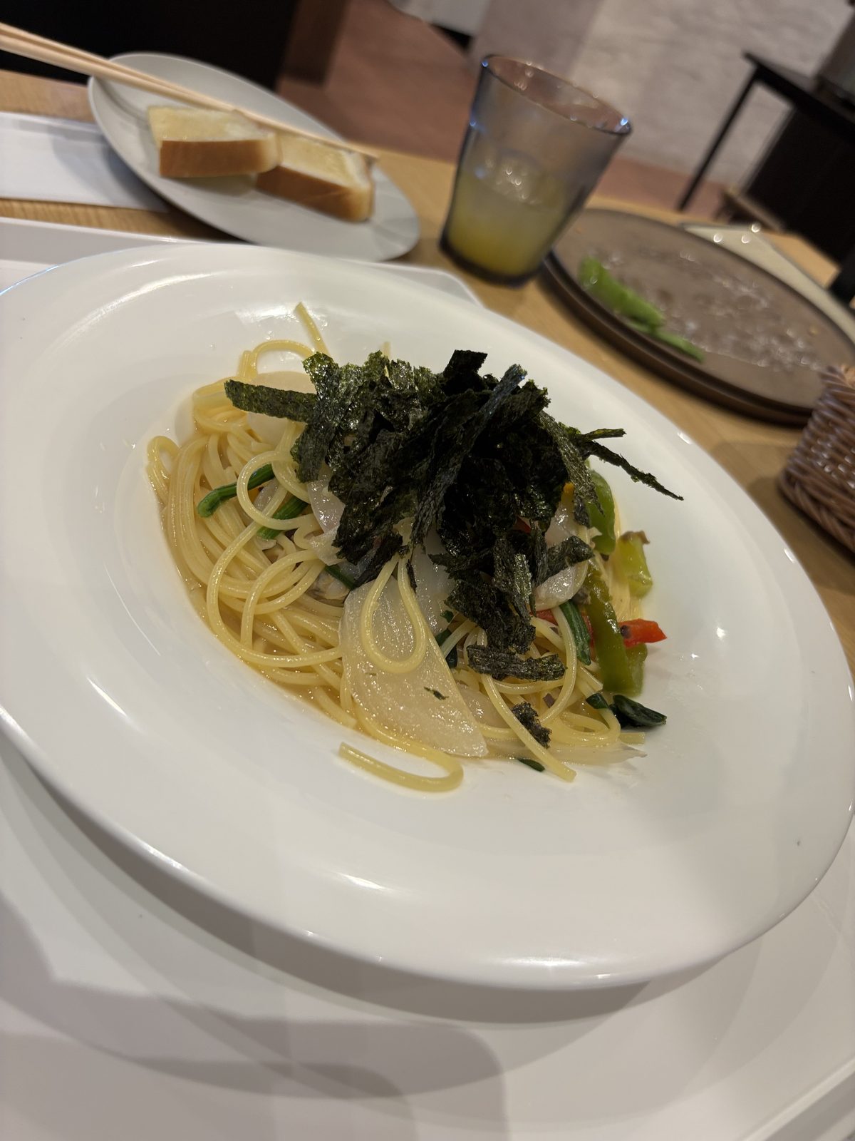 パンとドリンクを添えた旬野菜とアサリのボンゴレビアンコセット