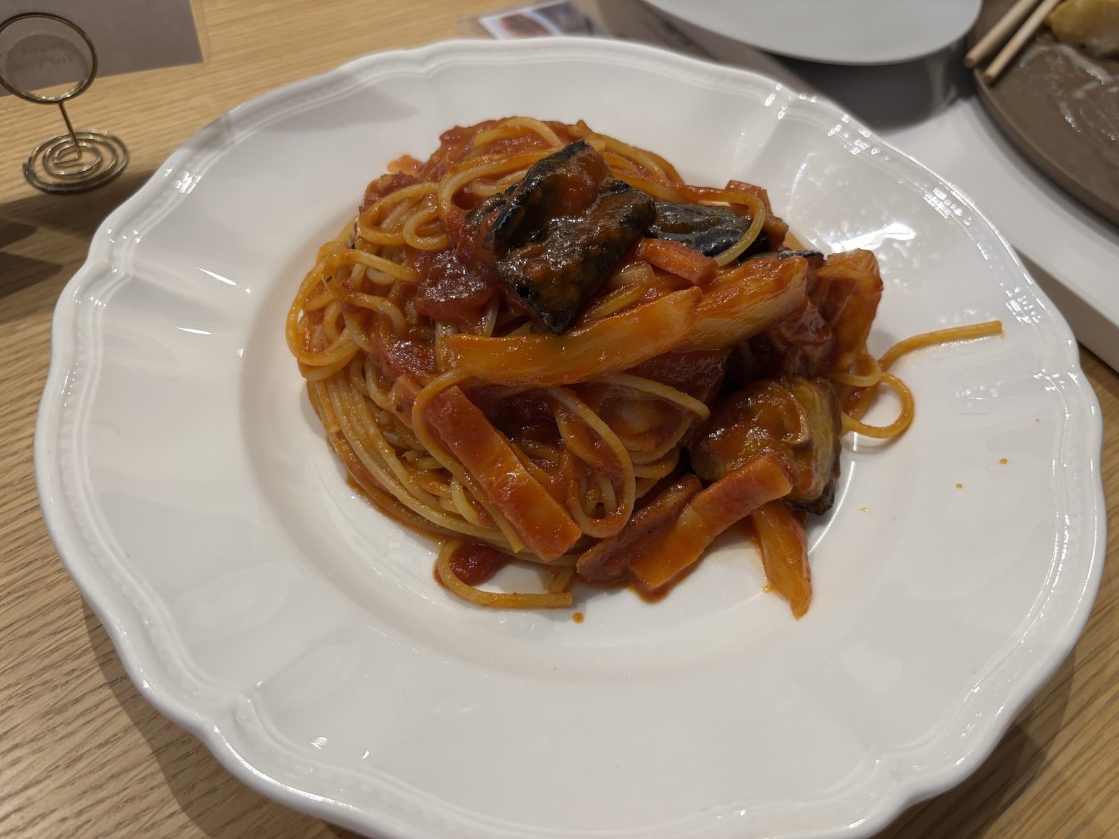 ナスとベーコンのポモドーロパスタを別の角度から見た写真