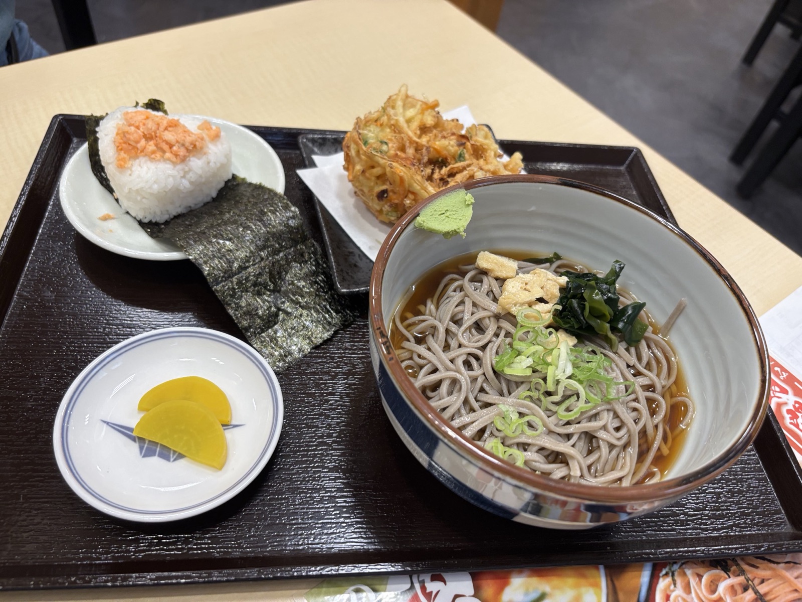 野菜かき揚げそばとおむすびセット