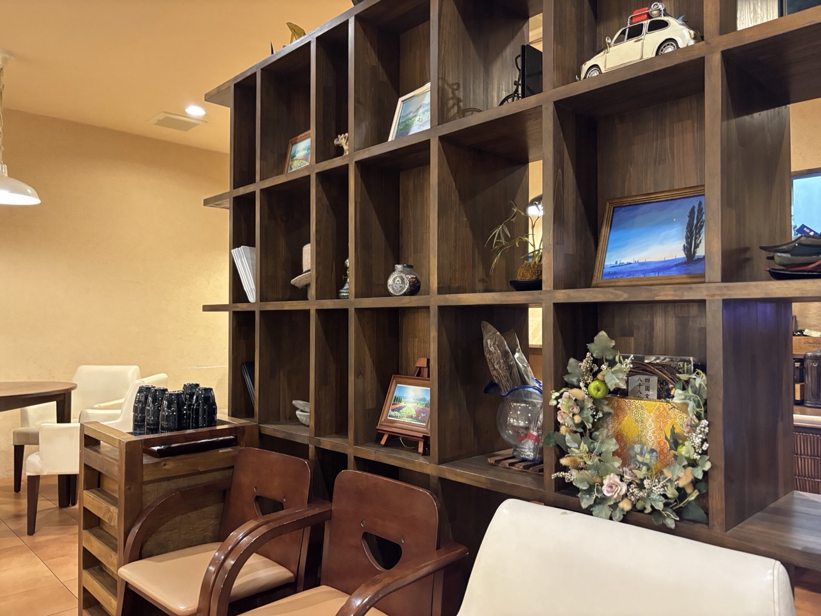 木の棚のある店内