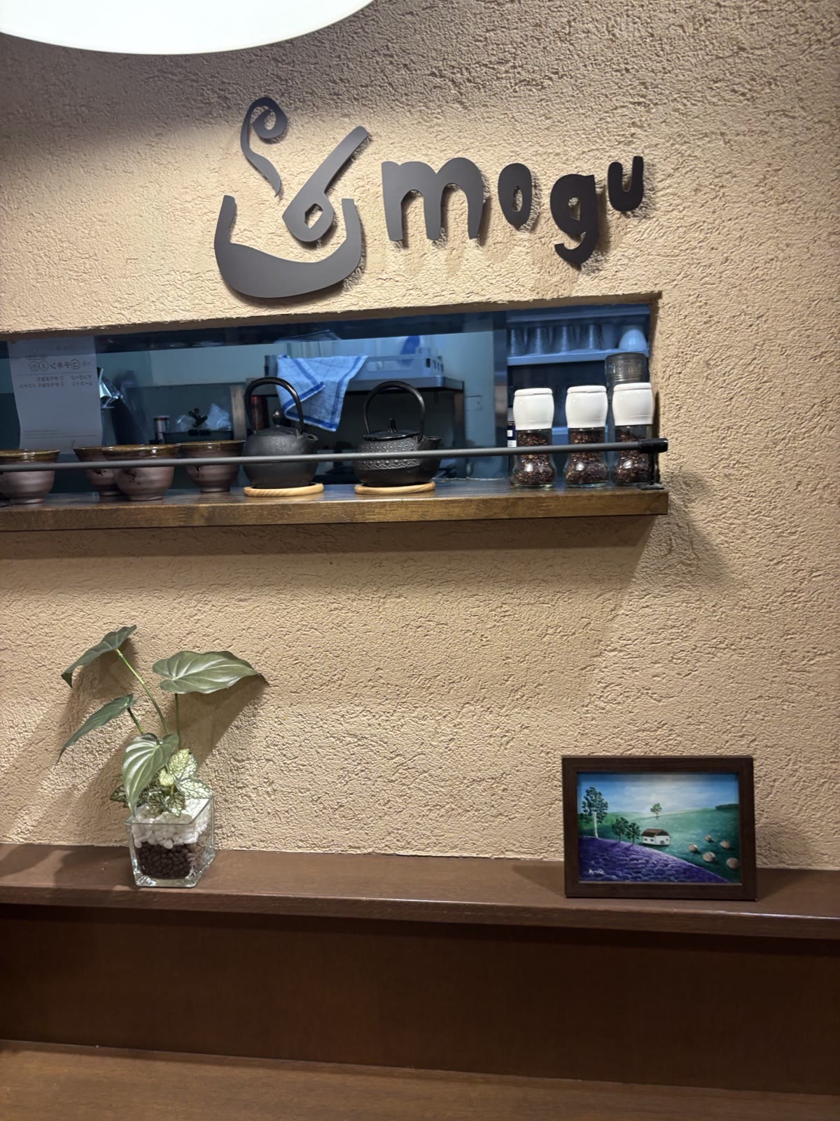 入口の壁に飾られたmoguのロゴ