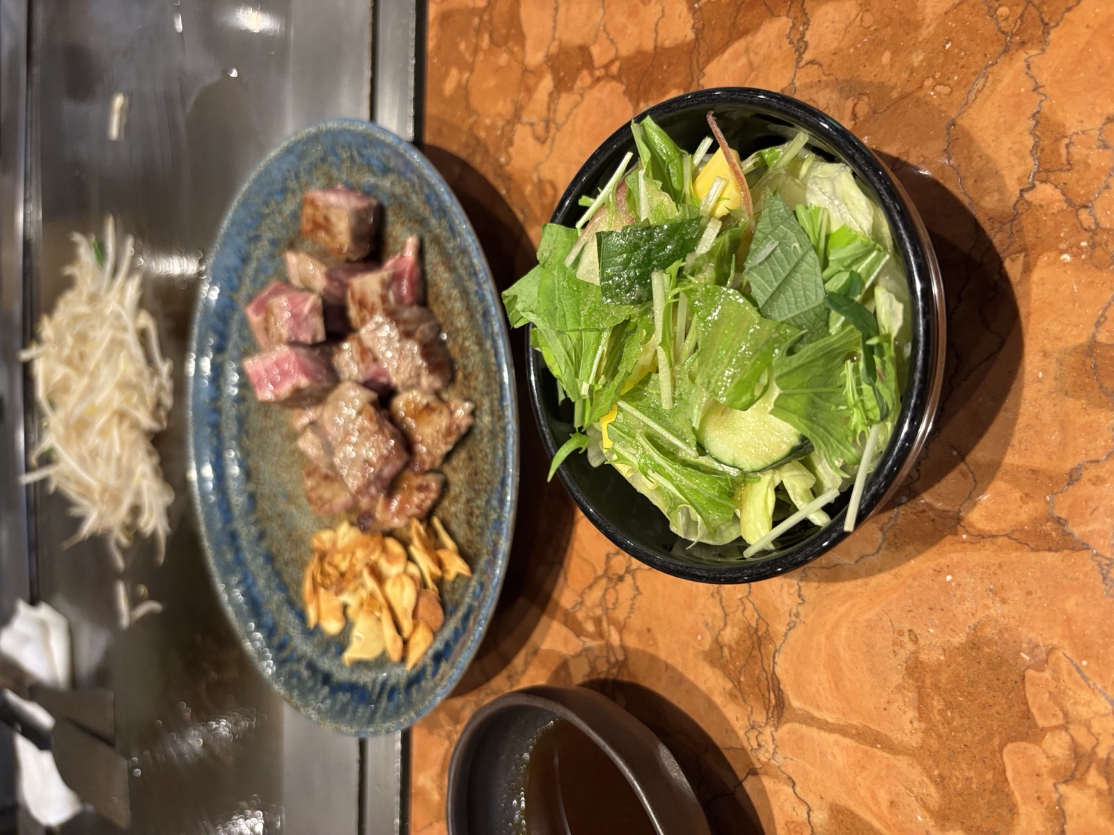 ステーキとサラダ