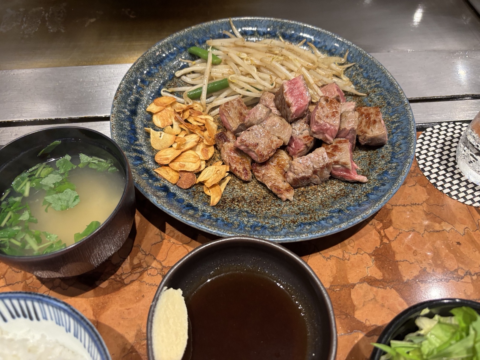 焼き上げたステーキとガーリックチップ
