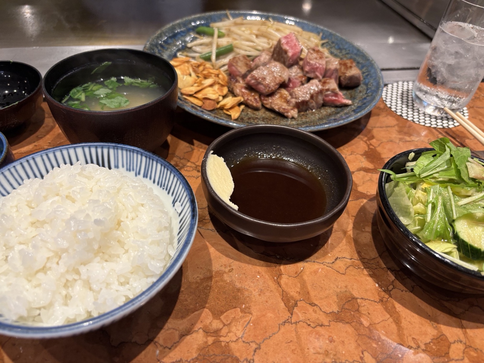 ご飯・味噌汁とステーキ