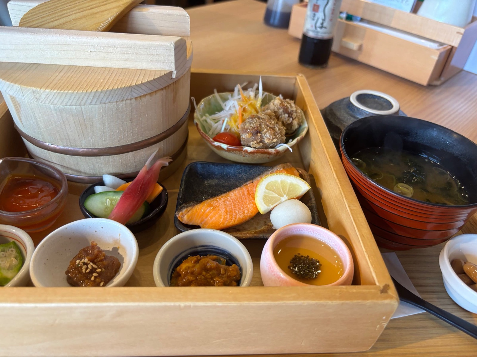 木箱に入った御膳