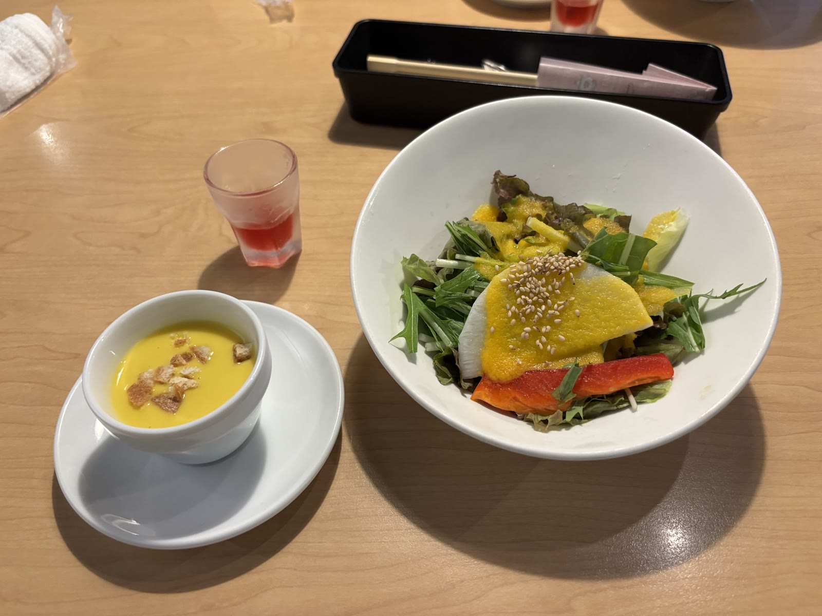 前菜サラダとスープ